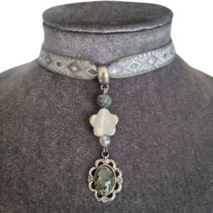 jade malachite choker necklace close-up of front pendant